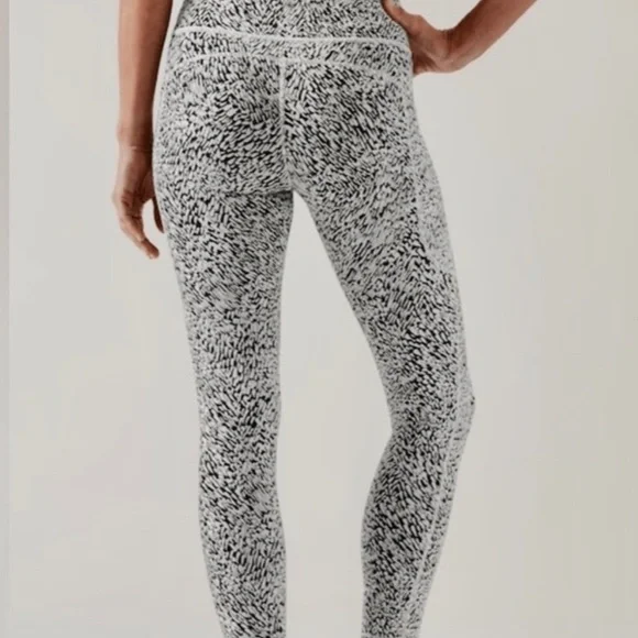 Athleta Ultimate Stash Textured 7/8 tight - Picture 3 of 8